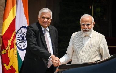 NEW DELHI INDIA 21 HAZİRAN 2023 Sri Lanka Başkanı Ranil Wickremesinghe Başbakan Narendra Modi ile el sıkışırken, 21 Temmuz 2023 tarihinde Yeni Delhi Hindistan 'da yapılan görüşme öncesinde Sri Lanka Başkanı iki günlük bir ziyaret için Hindistan' a gitti.