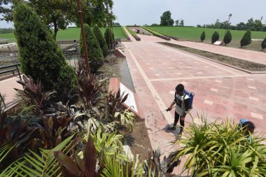 NEW DELHI INDIA 22 HAZİRAN 2023 Bir MCD çalışanı 22 Temmuz 2023 tarihinde Rajghat 'ta Sivrisinek kontrolü için Kimyasal sprey sıkan Yeni Delhi Hindistan Fotoğrafı: Sonu Mehta Hindustan Times