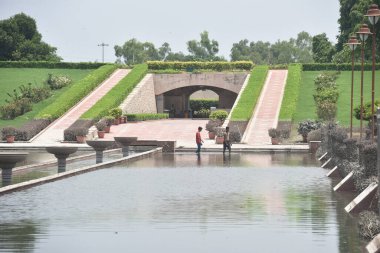 NEW DELHI INDIA 22 Temmuz 2023 Su temizleme ve kaldırımların restorasyonu ve peyzaj pompa koltuğu ile 22 Temmuz 2023 tarihinde Yeni Delhi Hindistan Fotoğrafı: Sonu Mehta Hindustan Times