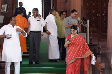 NEW DELHI INDIA 21 Temmuz 2023 Kongre Üyesi Manish Tiwari Karti Chidambaram Apna Dal Milletvekili Anupriya Patel ve diğerleri 21 Temmuz 2023 'teki parlamento muson oturumu sırasında Yeni Delhi Hindistan Parlamentosu duruşmaları protestolarda boğulmaya devam etti.