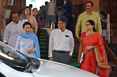 NEW DELHI INDIA 21 Temmuz 2023 Kongre Üyesi Manish Tiwari Preneet Kaur ve Apna Dal Milletvekili Anupriya Patel 21 Temmuz 2023 tarihinde Yeni Delhi Hindistan Parlamentosu 'nda yapılan parlamento muson oturumunda Manipur ile ilgili protestolarda boğulmaya devam etti. 