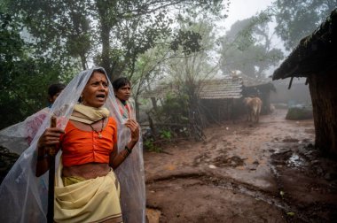 RAIGAD INDIA 21 Temmuz 2023 Ragi Pardhi 45, Raigad 'daki Irshalwadi köyü Khalapur' daki heyelanda ölen 14 akrabası kurtarma operasyonları sırasında ölen hayvan ve boğaya veda ediyor. 