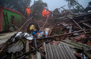 RAIGAD INDIA 21 HAZİRAN 2023 Kurtarma operasyonları, 21 Temmuz 2023 tarihinde Raigad Hindistan 'daki Khalapur Irshalwadi Köyü' nde bir heyelan altında kalan insanların en az 16 kişinin öldüğü ve 100 'ün üzerinde insanın mahsur kaldığından korktuğu ikinci günde devam ediyor.