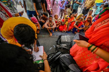 NEW DELHI INDIA 22 Temmuz 2023 Çocuk Koruma Örgütü gönüllüleri, 22 Temmuz 2023 'te Yeni Delhi' de Yeni Hindistan 'da Yamuna Nehri' nin taştığı Mayur Vihar bölgesindeki geçici bir kampta okul çantalarını dağıttılar. Fotoğraf: Raj K Raj K Hindustan Times