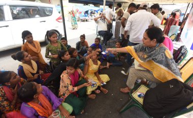 NEW DELHI INDIA 22 HAZİRAN 2023 Yamuna Nehri 'nin Mayur Vihar Faz 1 metro istasyonu yakınlarındaki muson yağmurları nedeniyle 22 Temmuz 2023' te Sonu Mehta Hindustan Tim 'in çektiği Sonu Mehta Hindustan' da insanlar evlerini boşalttıktan sonra derme çatma çadırlarda yaşıyor.