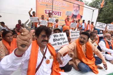 NEW DELHI INDIA 22 HAZİRAN 2023 Birleşik Hindu Cephesi aktivistleri Jantar Mantar 'da bir gösteri düzenleyerek Hindistan' ın adını zengin kültürel mirasımız olan Yeni Delhi Hindistan 'da 22 Temmuz 2023 tarihinde ortaya atılan talepler doğrultusunda Bharat olarak değiştirilmesi yönünde çağrıda bulundular.