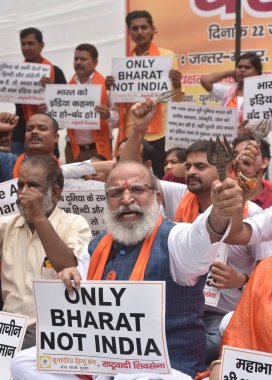 NEW DELHI INDIA 22 HAZİRAN 2023 Birleşik Hindu Cephesi aktivistleri Jantar Mantar 'da bir gösteri düzenleyerek Hindistan' ın adını zengin kültürel mirasımız olan Yeni Delhi Hindistan 'da 22 Temmuz 2023 tarihinde ortaya atılan talepler doğrultusunda Bharat olarak değiştirilmesi yönünde çağrıda bulundular.