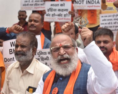 NEW DELHI INDIA 22 HAZİRAN 2023 Birleşik Hindu Cephesi aktivistleri Jantar Mantar 'da bir gösteri düzenleyerek Hindistan' ın adını zengin kültürel mirasımız olan Yeni Delhi Hindistan 'da 22 Temmuz 2023 tarihinde ortaya atılan talepler doğrultusunda Bharat olarak değiştirilmesi yönünde çağrıda bulundular.