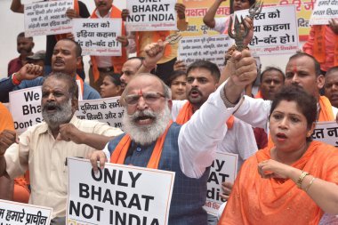 NEW DELHI INDIA 22 HAZİRAN 2023 Birleşik Hindu Cephesi aktivistleri Jantar Mantar 'da bir gösteri düzenleyerek Hindistan' ın adını zengin kültürel mirasımız olan Yeni Delhi Hindistan 'da 22 Temmuz 2023 tarihinde ortaya atılan talepler doğrultusunda Bharat olarak değiştirilmesi yönünde çağrıda bulundular.