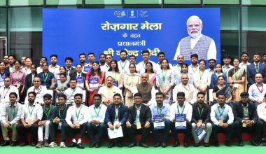 NEW DELHI INDIA 22 Temmuz 2023 Faydacı adaylar, Devlet Bilim ve Teknoloji Bağımsız Sorumlusu ve Dünya Bilimleri Bakanı Jitendra Singh ile birlikte Devlet Maliye Bakanı Dr. Bhagwat Kthe
