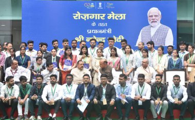 NEW DELHI INDIA 22 Temmuz 2023 Faydacı adaylar, Devlet Bilim ve Teknoloji Bağımsız Sorumlusu ve Dünya Bilimleri Bakanı Jitendra Singh ile birlikte Devlet Maliye Bakanı Dr. Bhagwat Kthe