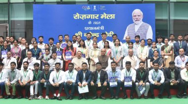 NEW DELHI INDIA 22 Temmuz 2023 Faydacı adaylar, Devlet Bilim ve Teknoloji Bağımsız Sorumlusu ve Dünya Bilimleri Bakanı Jitendra Singh ile birlikte Devlet Maliye Bakanı Dr. Bhagwat Kthe