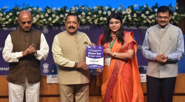 NEW DELHI INDIA 22 HAZİRAN 2023 Devlet Bilim ve Teknoloji Bağımsız Sorumlusu Jitendra Singh ile Devlet Maliye Bakanı Dr. Bhagwat Kárao Karad ve diğerleri adaylara atama mektupları dağıtıyor 