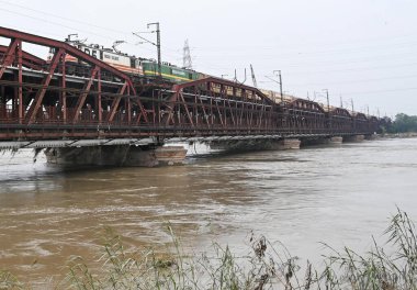 NEW DELHI INDIA 21 HAZİRAN 2023 Yamuna su seviyesi tehlike seviyesini 21 Temmuz 2023 'te Yeni Delhi Hindistan Fotoğrafı: Vipin Kumar Hindustan Times