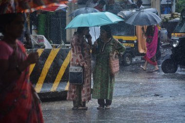 MUMBAI INDIA 22 Temmuz 2023 Şiddetli yağış sırasında sıkışmış insanlar 22 Temmuz 2023 Mumbai Hindistan Fotoğraf: Praful Gangurde Hindustan Times