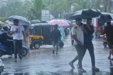 MUMBAI INDIA 22 Temmuz 2023 Şiddetli yağış sırasında sıkışmış insanlar 22 Temmuz 2023 Mumbai Hindistan Fotoğraf: Praful Gangurde Hindustan Times