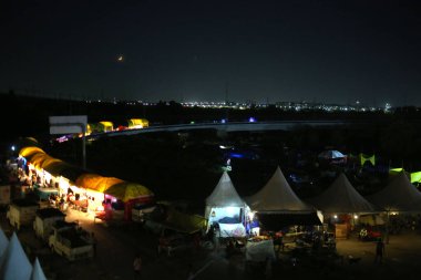 NEW DELHI INDIA 23 Temmuz 2023 Geçici bir sel çadırı manzarası Mayur Vihar karşısında 23 Temmuz 2023 tarihinde Yeni Delhi Hindistan Fotoğrafı: Salman Ali Hindustan Times