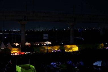 NEW DELHI INDIA 23 Temmuz 2023 Geçici bir sel çadırı manzarası Mayur Vihar karşısında 23 Temmuz 2023 tarihinde Yeni Delhi Hindistan Fotoğrafı: Salman Ali Hindustan Times