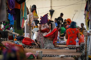 Yamuna Nehri 'nin 23 Temmuz 2023' te Eski Demir Köprü 'de muson yağmurları nedeniyle kabarması nedeniyle Sanchit Khanna Hindustan Times tarafından çekilen Yeni Delhi' de 23 Temmuz 2023 'de insanlar evlerini boşalttıktan sonra derme çatma bir çadırda yaşıyorlar.