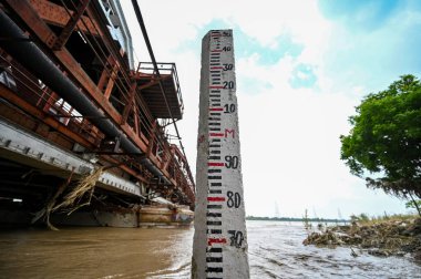 NEW DELHI INDIA 23 Temmuz 2023 Sanchit Khanna Hindustan Times tarafından Yeni Delhi 'de 23 Temmuz 2023 tarihinde Eski Demir Köprü' de şiddetli muson yağmurları sonrasında nehir Yamuna 'nın su seviyesinin yükselmesi