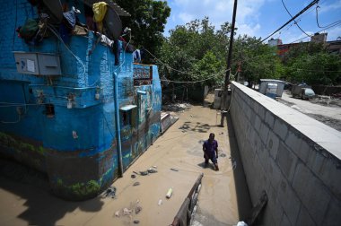 24 Temmuz 2023 'te Yeni Delhi' de Yeni Delhi 'de şiddetli muson yağmurlarının ardından Yamuna nehrinin su seviyesinin yükselmesi üzerine Yamuna Nehri' nin içine giren Yamuna Çarşısı 'ndan tahliye edilen 24 Temmuz 2023' te insanlar görülüyor.