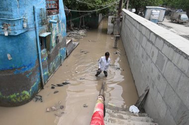 24 Temmuz 2023 'te Yeni Delhi' de Yeni Delhi 'de şiddetli muson yağmurlarının ardından Yamuna nehrinin su seviyesinin yükselmesi üzerine Yamuna Nehri' nin içine giren Yamuna Çarşısı 'ndan tahliye edilen 24 Temmuz 2023' te insanlar görülüyor.