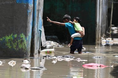 24 Temmuz 2023 'te Yeni Delhi Hindistan' da şiddetli muson yağmurlarının ardından Yamuna nehrinin su seviyesinin yükselmesiyle Yamuna nehrinin içine giren Yamuna Çarşısı 'ndan tahliye edilen 24 Temmuz 2023' te Sanchit K tarafından çekilen insanlar görülüyor.