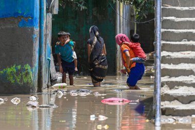 24 Temmuz 2023 'te Yeni Delhi Hindistan' da şiddetli muson yağmurlarının ardından Yamuna nehrinin su seviyesinin yükselmesiyle Yamuna nehrinin içine giren Yamuna Çarşısı 'ndan tahliye edilen 24 Temmuz 2023' te Sanchit K tarafından çekilen insanlar görülüyor.