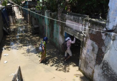 NEW DELHI INDIA 24 HAZİRAN 2023 Yamuna nehri yakınındaki Ghat 'a 24 Temmuz 2023' te Yeni Delhi Hindistan Fotoğrafı: Sonu Mehta Hindustan Times
