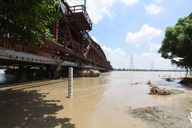 NEW DELHI INDIA 24 HAZİRAN 2023 Yamuna nehri yakınındaki Ghat 'a 24 Temmuz 2023' te Yeni Delhi Hindistan Fotoğrafı: Sonu Mehta Hindustan Times