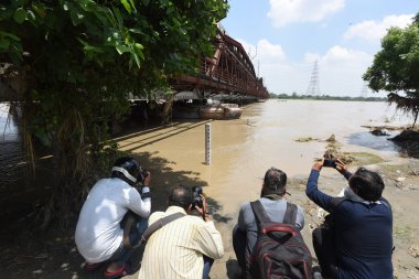 NEW DELHI INDIA 24 Temmuz 2023 Yamuna nehri Pazartesi sabahı 205 metre tehlike işaretinin bir metre üzerinde aktı. Yetkililer 24 Temmuz 2023 tarihinde Yeni Delhi Hindistan 'da Eski Demiryolu Köprüsü ORBat ITO üzerindeki tren hareketlerini askıya aldılar. 