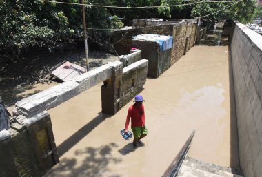 NEW DELHI INDIA 24 HAZİRAN 2023 Yamuna nehri yakınındaki Ghat 'a 24 Temmuz 2023' te Yeni Delhi Hindistan Fotoğrafı: Sonu Mehta Hindustan Times