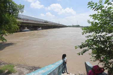 NEW DELHI INDIA 24 Temmuz 2023 Yamuna nehri Pazartesi sabahı 205 metre tehlike işaretinin bir metre üzerinde aktı. Yetkililer 24 Temmuz 2023 tarihinde Yeni Delhi Hindistan 'da Eski Demiryolu Köprüsü ORBat ITO üzerindeki tren hareketlerini askıya aldılar. 