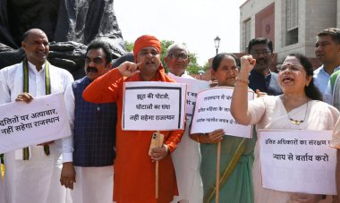 NEW DELHI INDIA 24 Temmuz 2023 BJP milletvekilleri, 24 Temmuz 2023 tarihinde Yeni Delhi Hindistan 'da devam eden Muson Seansı sırasında Rajasthan ve Bengal' de kadınlara karşı artan zulüm ve suçlara karşı Gandi heykeli önünde slogan atıp slogan attılar.