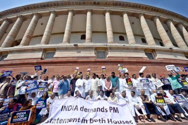 NEW DELHI INDIA 24 Temmuz 2023 Muhalefet partileri ve Mallikarjun Kharge Sanjay Singh dahil olmak üzere diğer milletvekilleri Meclis binasında protesto eylemi düzenlediler.