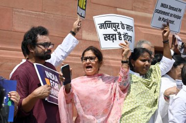 NEW DELHI INDIA 24 Temmuz 2023 Muhalefet partileri I D I AAlliance milletvekilleri 24 Temmuz 2023 tarihinde Yeni Delhi Hindistan 'da devam eden Muson Seansı sırasında her iki evde de Başbakan Modis' in Manipur etnik şiddeti ile ilgili açıklamasını talep eden binalarda protesto eylemi düzenlediler.