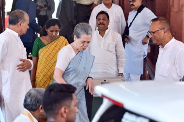 NEW DELHI INDIA 24 Temmuz 2023 Kongre Üyesi Sonia Gandhi, 24 Temmuz 2023 'teki Muson oturumu sırasında Parlamento Binası kompleksinde Sanjeev Verma Hindustan Times tarafından çekilmiştir.