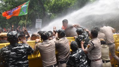 YENİ DELHI INDIA 25 Temmuz 2023 Güvenlik personeli, Delhi Başbakanı ve AAP Genel Sekreteri Arvind Kejriwal 'e karşı 25 Temmuz 2023' te Yeni Delhi Hindistan 'da Sonu M tarafından çekilen bir protesto sırasında Bharatiya Janata Partisi BJPPS çalışanlarını dağıtmak için su topu kullandı.