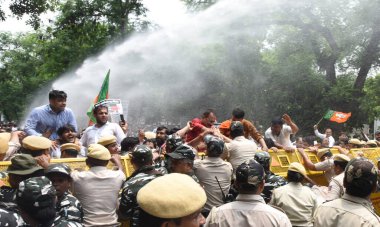 YENİ DELHI INDIA 25 Temmuz 2023 Güvenlik personeli, Delhi Başbakanı ve AAP Genel Sekreteri Arvind Kejriwal 'e karşı 25 Temmuz 2023' te Yeni Delhi Hindistan 'da Sonu M tarafından çekilen bir protesto sırasında Bharatiya Janata Partisi BJPPS çalışanlarını dağıtmak için su topu kullandı.