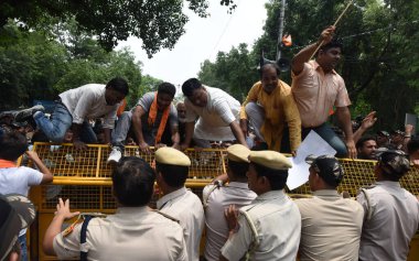 YENİ DELHI INDIA 25 HAZİRAN 2023 BJP destekçileri ve polis personeli Delhi hükümetinin 25 Temmuz 2023 tarihinde Yeni Delhi Hindistan 'da Sonu Mehta Hindust' un çektiği fotoğrafta Başbakan Arvind Kejriwal 'ın istifasını talep ettiği bir protesto sırasında itiş kakıştı.