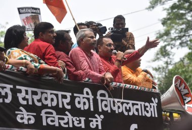 NEW DELHI INDIA 25 Temmuz 2023 Delhi BJP Başkanı Virendra Sachdeva ve diğer parti liderleri, Delhi Başbakanı ve AAP kongre üyesi Arvind Kejriwal 'a karşı 25 Temmuz 2023 tarihinde Yeni Delhi Hindistan' da düzenlenen bir protesto sırasında parti çalışanlarına seslendiler.