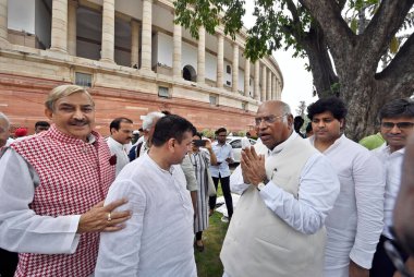 YENİ DELHI INDIA 25 Temmuz 2023 Rajya Sabha Mallikarjun Kharge Muhalefet Lideri Kongre Üyesi Pramod Tiwari ve Aam Aadmi Partisi AAPMP Sanjay Singh Rajya Sabha 'nın askıya alınmasını protesto etmek için otururken tüm ay boyunca