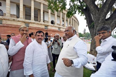 YENİ DELHI INDIA 25 Temmuz 2023 Rajya Sabha Mallikarjun Kharge Muhalefet Lideri Kongre Üyesi Pramod Tiwari ve Aam Aadmi Partisi AAPMP Sanjay Singh Rajya Sabha 'nın askıya alınmasını protesto etmek için otururken tüm ay boyunca