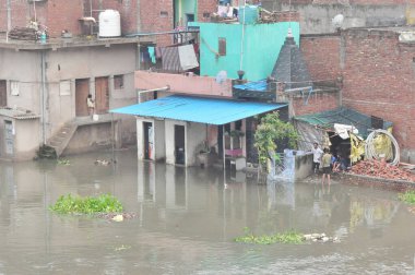 GHAZIABAD INDIA 26 Temmuz 2023 Birçok ev Hindon Chijarsi nehrinin taşkın ovaları üzerine inşa edildi 26 Temmuz 2023 günü Hindistan Gaziabad Fotoğraf: Sakib Ali Hindustan Times