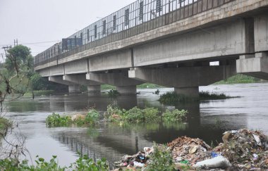 GHAZIABAD INDIA 26 Temmuz 2023 Karher Köprüsü Çevreciler, Hindon Nehri 'nin serbest akışının 26 Temmuz 2023' te Gaziabad Hindistan 'da Ghaziabad' da altyapı projeleri çamur ve enkaz inşaatıyla engellendiğini söyledi.