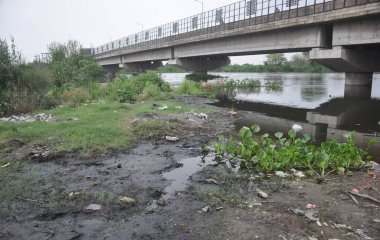 GHAZIABAD INDIA 26 Temmuz 2023 Karher Köprüsü Çevreciler, Hindon Nehri 'nin serbest akışının 26 Temmuz 2023' te Gaziabad Hindistan 'da Ghaziabad' da altyapı projeleri çamur ve enkaz inşaatıyla engellendiğini söyledi.