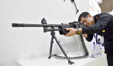 NEW DELHI INDIA 26 Temmuz 2023 Bir NSG resmi kontrol silahı 8. Uluslararası Polis Expo 4. İHA Uluslararası Expo ve 7. Hindistan İç Güvenlik Fuarı Pragati Maidan 'da 26 Temmuz 2023 tarihinde Sanjeev Verma Hindusta