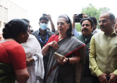 NEW DELHI INDIA 26 HAZİRAN 2023 Kongre Üyesi Sonia Gandhi, 26 Temmuz 2023 'teki Muson oturumunda Parlamento Binası kompleksine geldi.