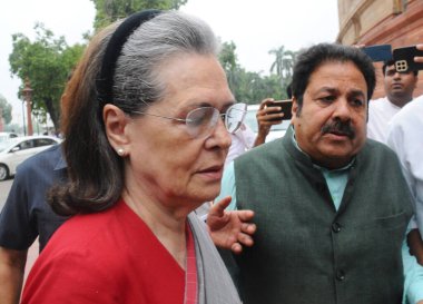 NEW DELHI INDIA 26 HAZİRAN 2023 Kongre Üyesi Sonia Gandhi, 26 Temmuz 2023 'teki Muson oturumunda Parlamento Binası kompleksine geldi.