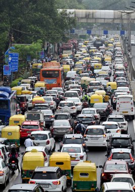 YENİ DELHI INDIA 26 Temmuz 2023 ITO trafik sıkışıklığı nedeniyle Yeni Delhi Hindistan 'da 26 Temmuz 2023 tarihinde yağmur nedeniyle Delhi NCR sakinleri bazı bölgelerde şiddetli yağmura tanık oldular.